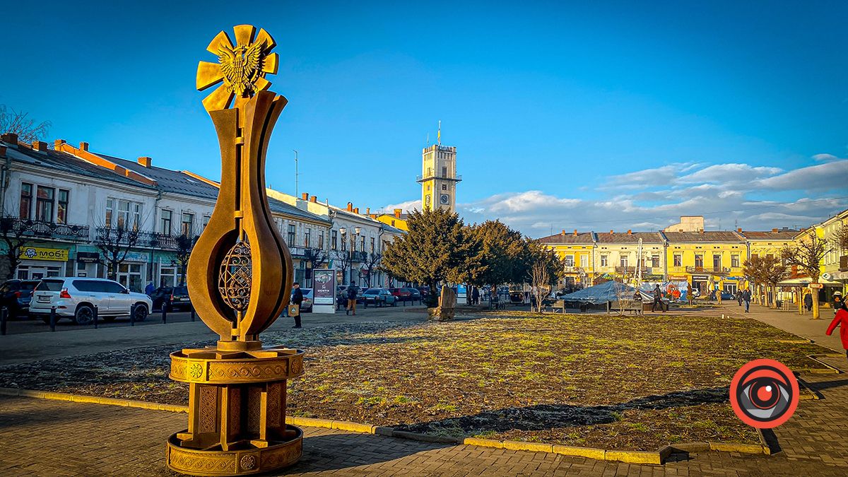 Скільки у Коломиї велетенських писанок? 4