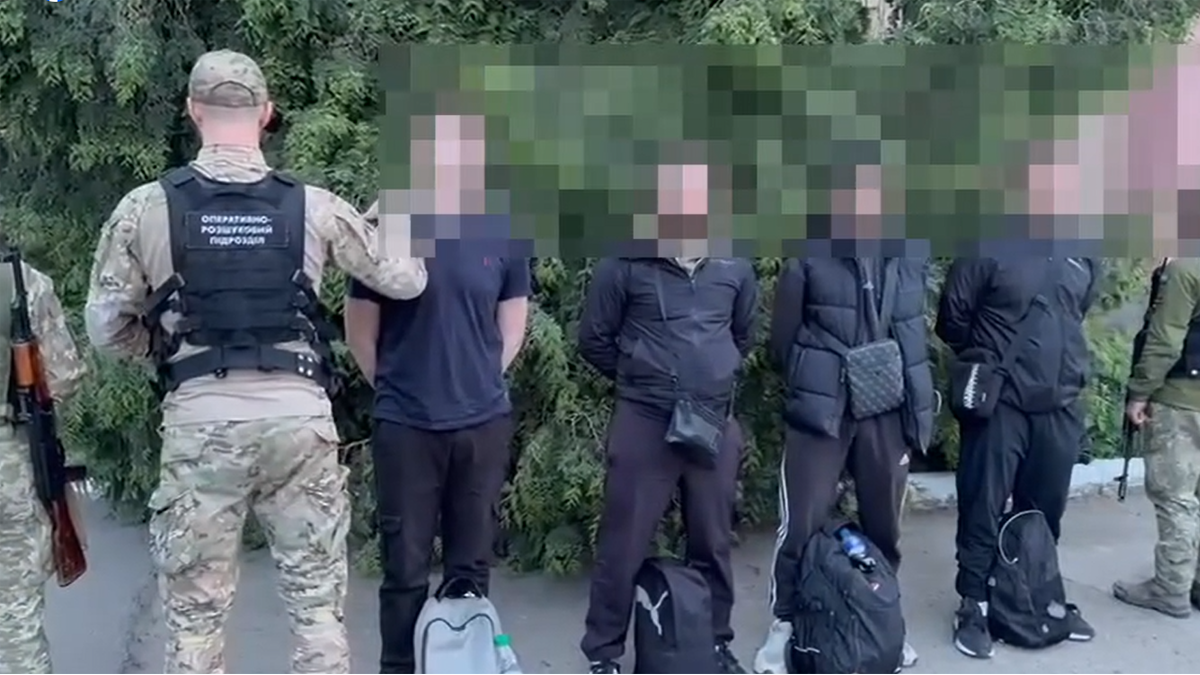 До кордону на таксі | Прикордонники затримали ще чотирьох "туристів"