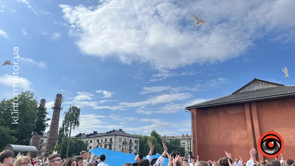 Як у Коломийському ліцеї №4 пройшло свято останнього дзвоника 9