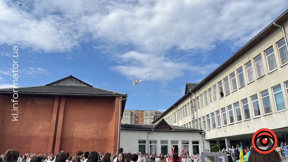 Як у Коломийському ліцеї №4 пройшло свято останнього дзвоника 11