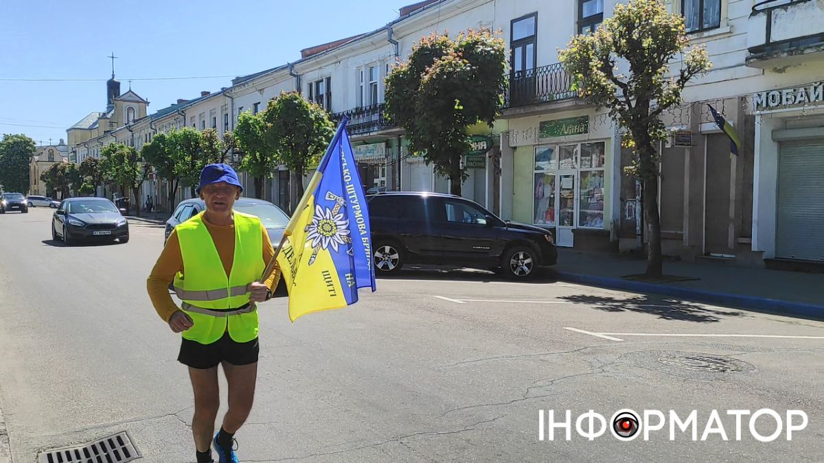 У Коломиї чоловік біжить марафон на підтримку 10 бригади | ВІДЕО
