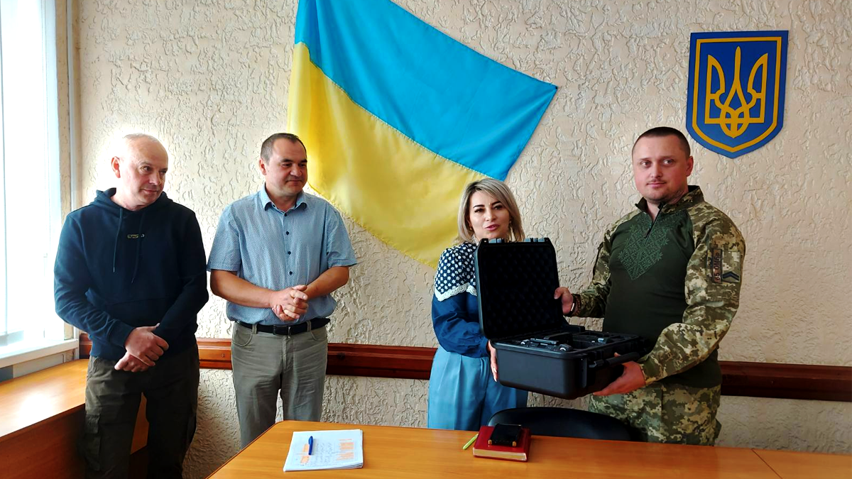 У Городенці передали військовослужбовцю Mavic, який придбали за кошти освітян 1