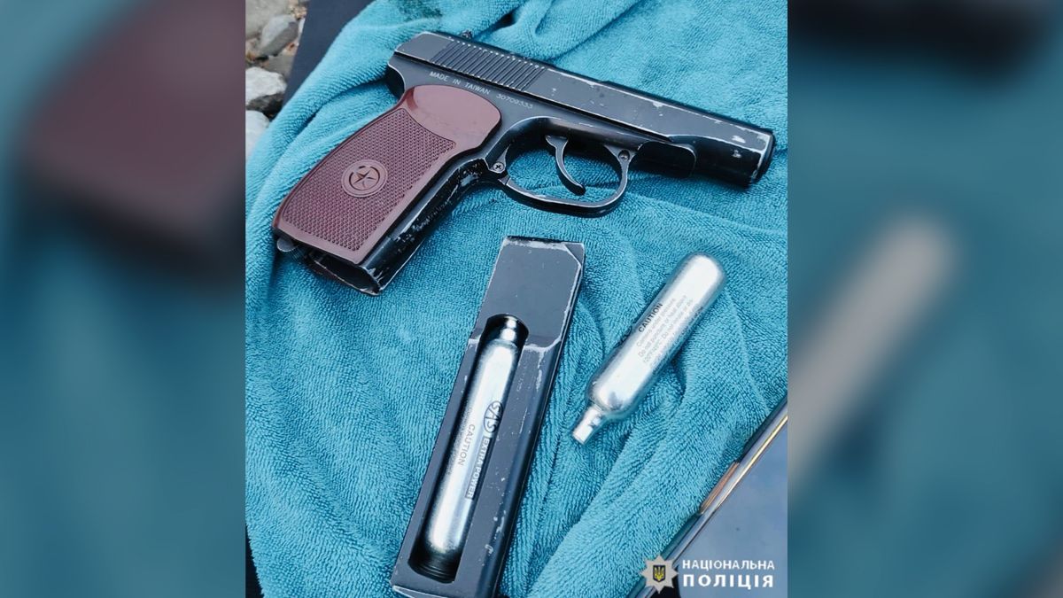 Молотком трощив готель, погрожував гранатою: деталі затримання неадекватного чоловіка у Коломиї 2