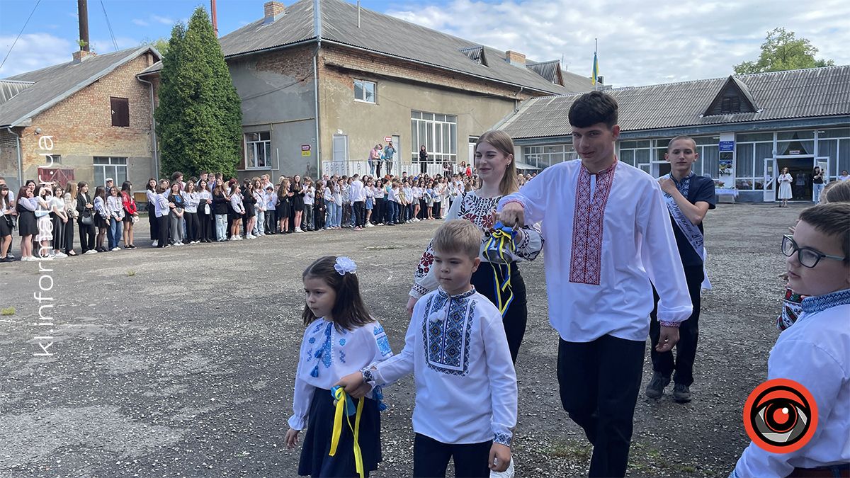 На канікули: останній дзвінок пролунав у Коломийському ліцеї №2 12