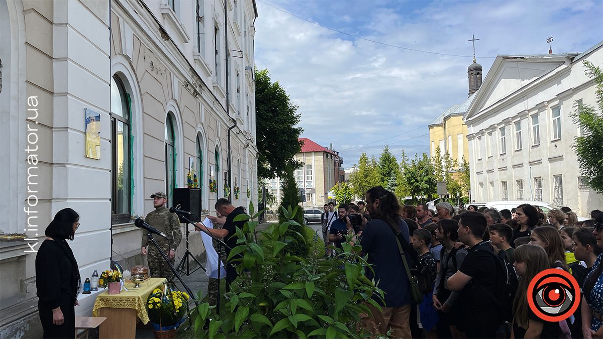 На фасаді Коломийського ліцею №1 відкрили пам'ятну дошку Герою Тарасу Баришнікову 1