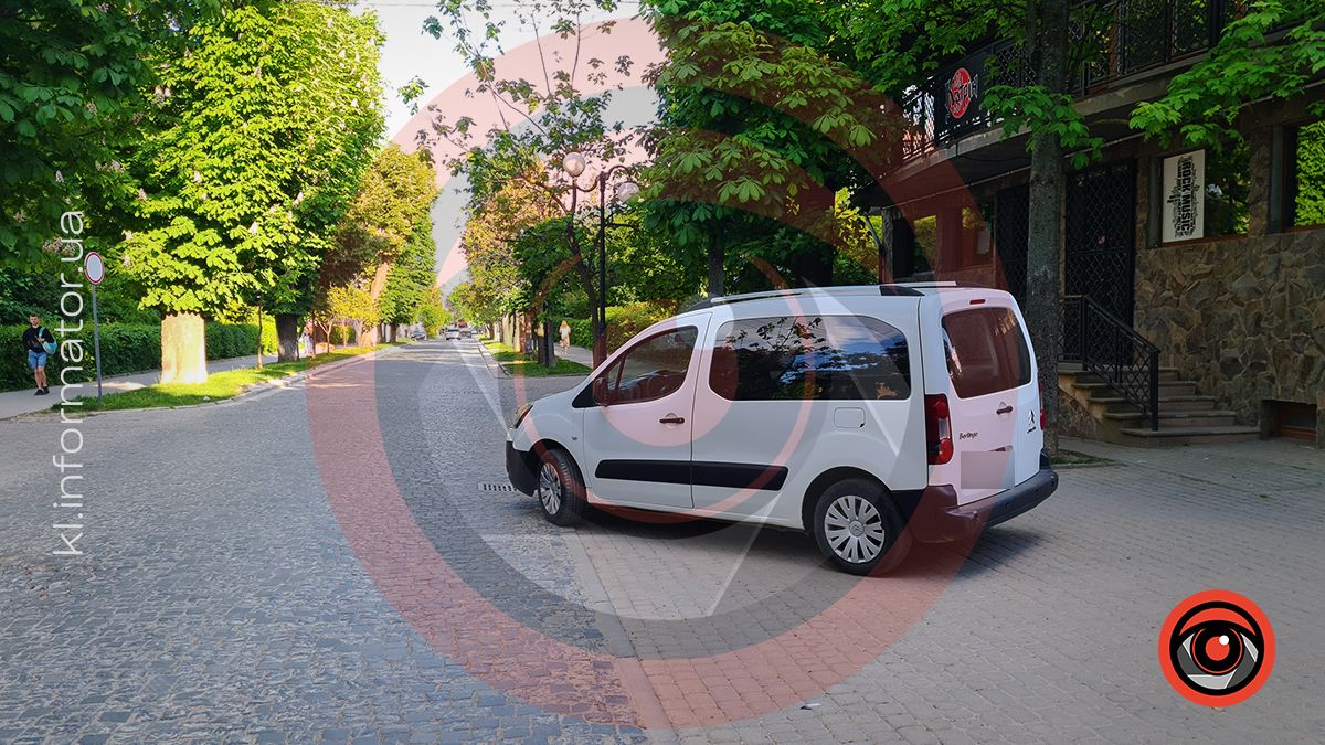 Один бульвар - два зухвалих паркування: фотофакт з Коломиї 2