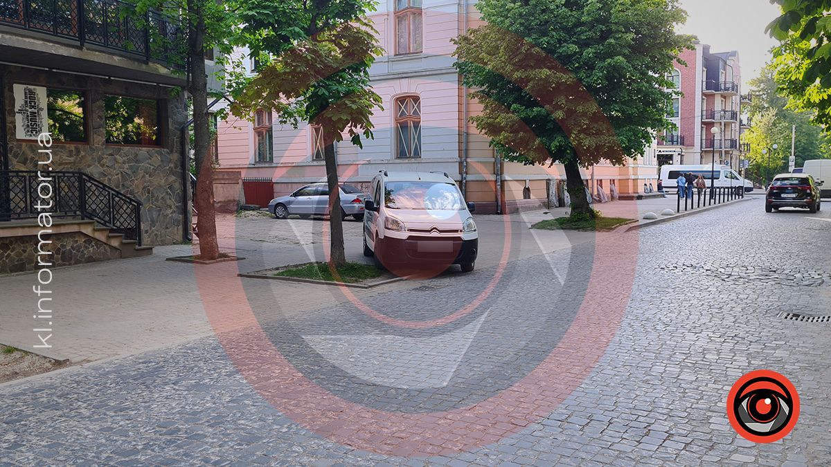 Один бульвар - два зухвалих паркування: фотофакт з Коломиї 1