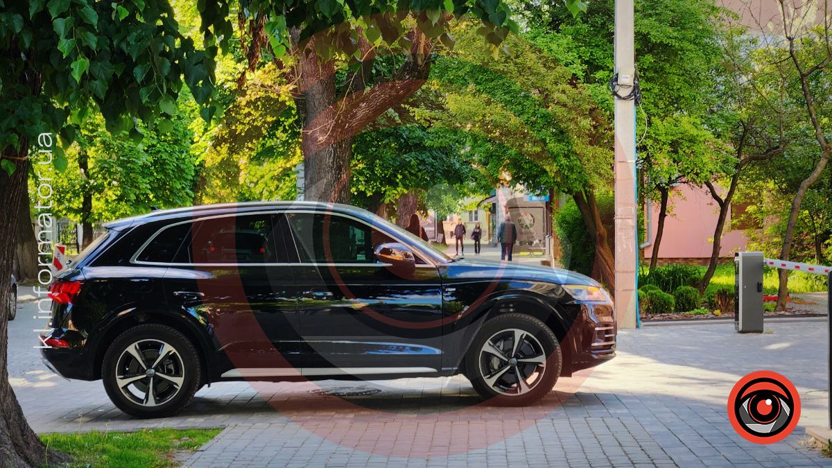 Один бульвар - два зухвалих паркування: фотофакт з Коломиї 4