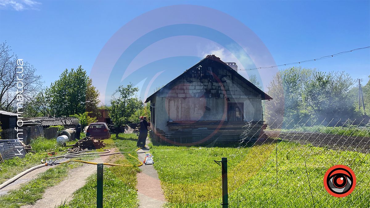 1 травня пообіді у селі Корнич під Коломиєю палав житловий будинок, майно вдалося врятувати тільки частково 13