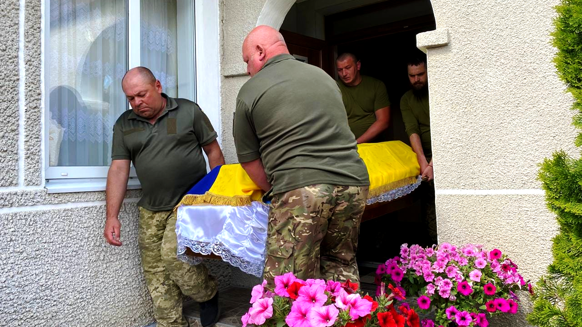 На Городенківщині в останню дорогу провели захисника Михайла Бойчука 1