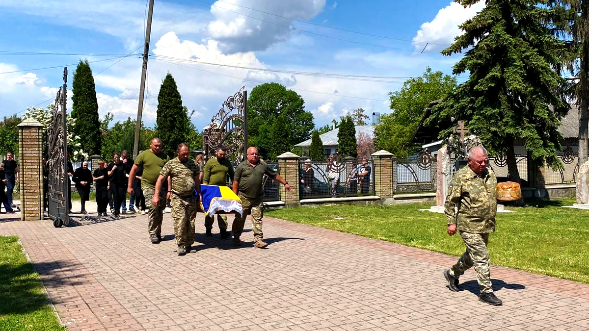 На Городенківщині в останню дорогу провели захисника Михайла Бойчука 4