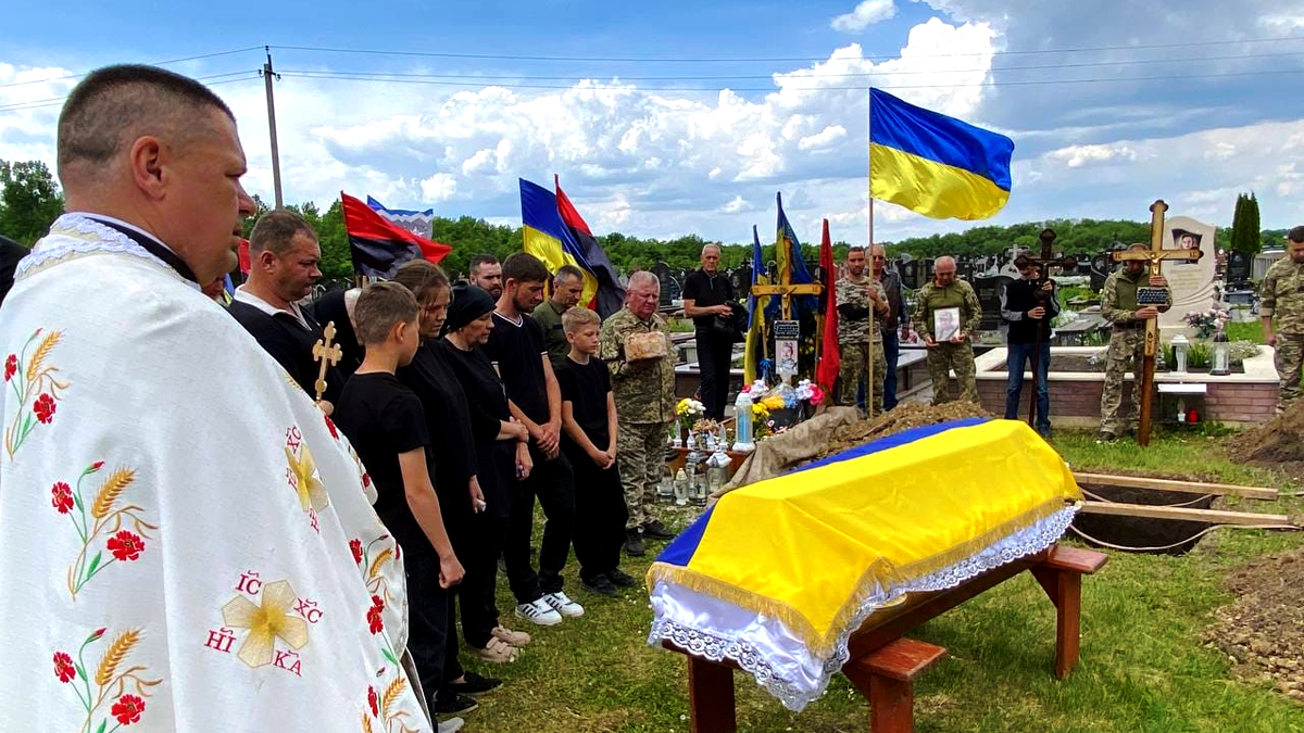 На Городенківщині в останню дорогу провели захисника Михайла Бойчука 6