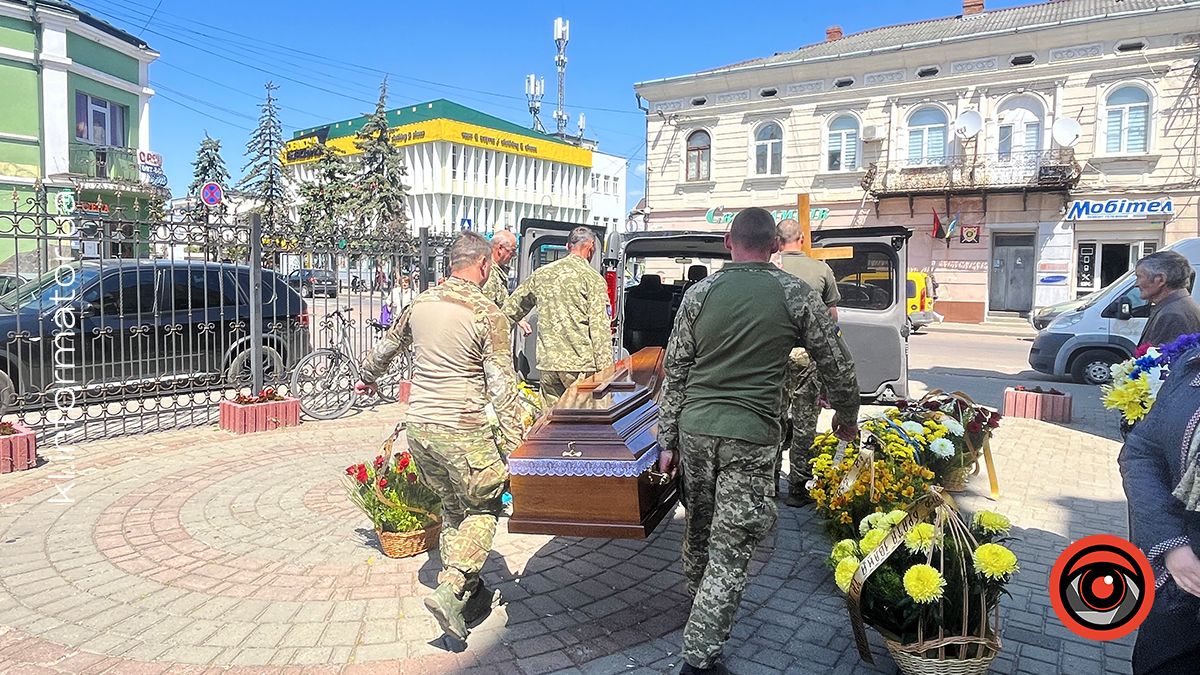 Коломияни провели в останню дорогу воїна Миколу Гурського 5