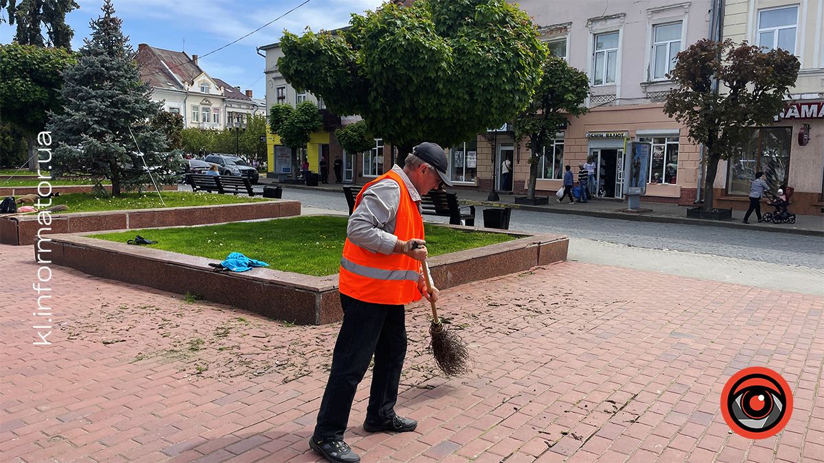 Знову вручну: коломийські комунальники шпателями чистять траву на площі Відродження. Де закуплена техніка? 4