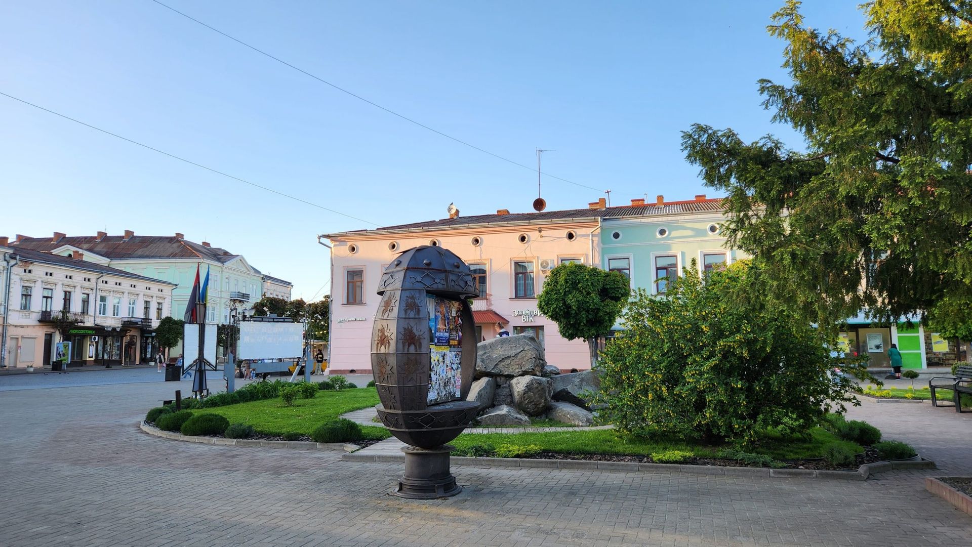 Скільки у Коломиї велетенських писанок? 5