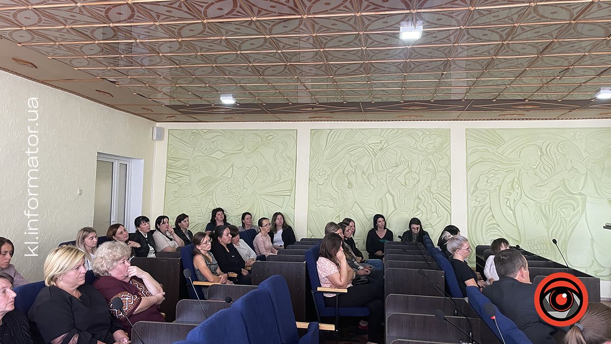 Закриття шкіл у Матеївецькій ТГ: про що говорили батьки, вчителі та керівництво громади на зустрічі 3