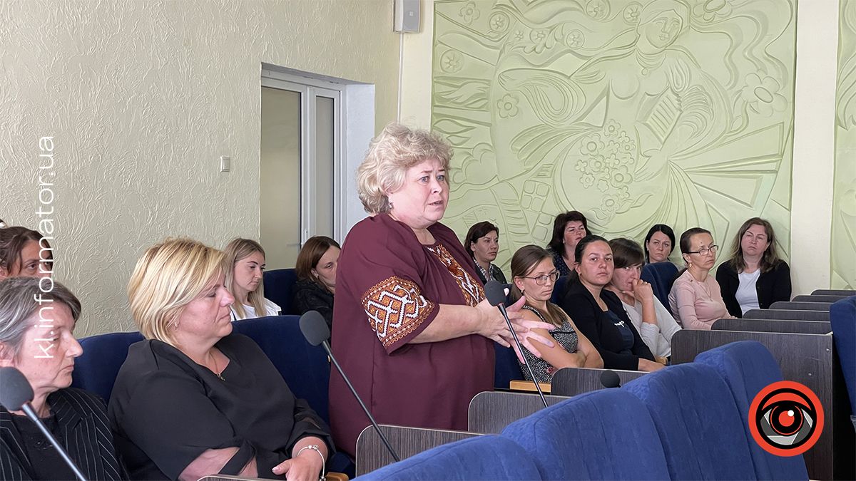 Закриття шкіл у Матеївецькій ТГ: про що говорили батьки, вчителі та керівництво громади на зустрічі 4