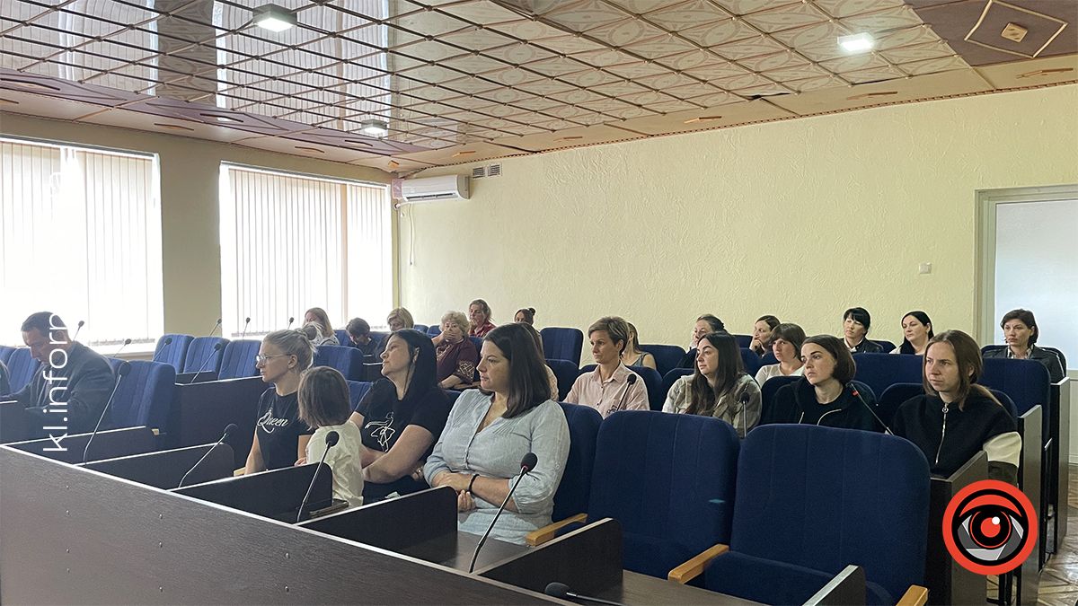 Закриття шкіл у Матеївецькій ТГ: про що говорили батьки, вчителі та керівництво громади на зустрічі 1