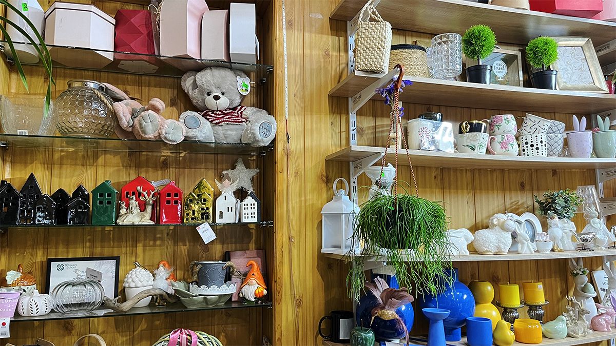 Яскраві вуличні квіти, букети для коханих і трендові вазони у квітковій крамниці "Пташка" 11