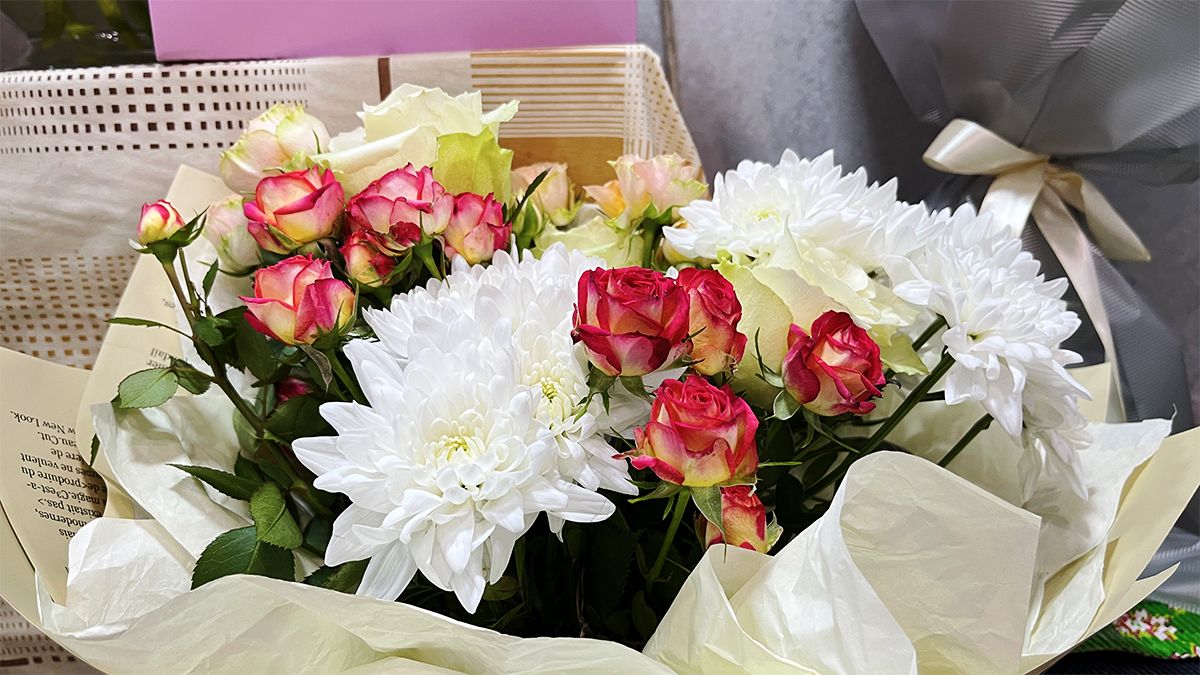 Яскраві вуличні квіти, букети для коханих і трендові вазони у квітковій крамниці "Пташка" 13