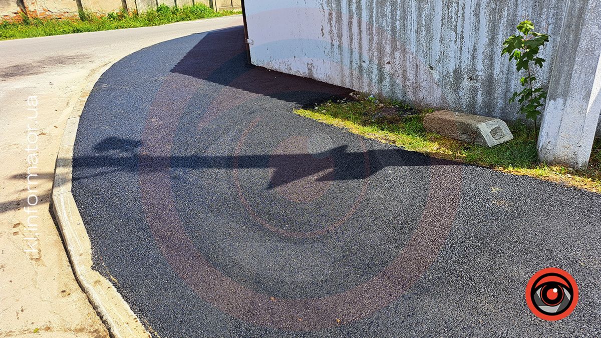 На вулиці Богуна у Коломиї заасфальтували давні ями 7