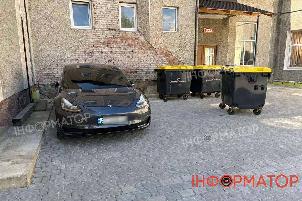 Заряджав Теслу коштом громади: у Коломиї невідомий підзаряджав електрокар з розетки ліцею №8 1