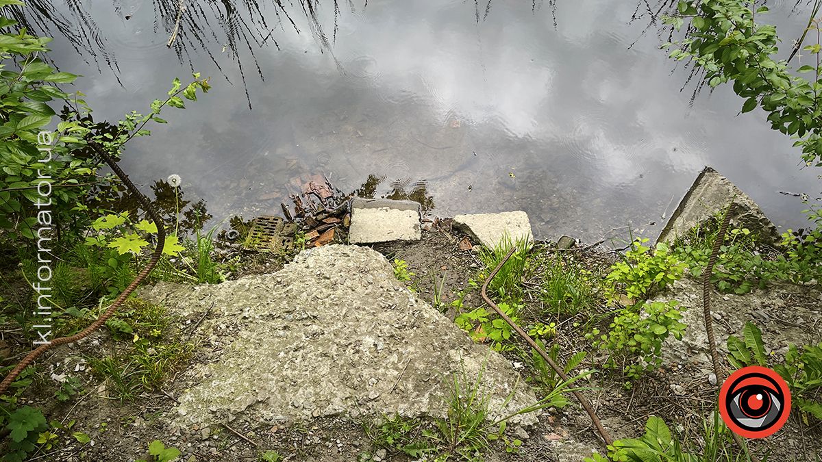 Димедрол, бляшанки й пакети: як нині виглядає озеро в мікрорайоні Січових-Стрільців та Петлюри 17