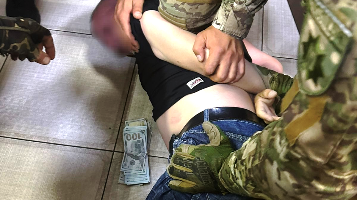 Оперативники затримали організатора незаконного переправлення за кордон | Пасажирів висадили посеред дороги 1