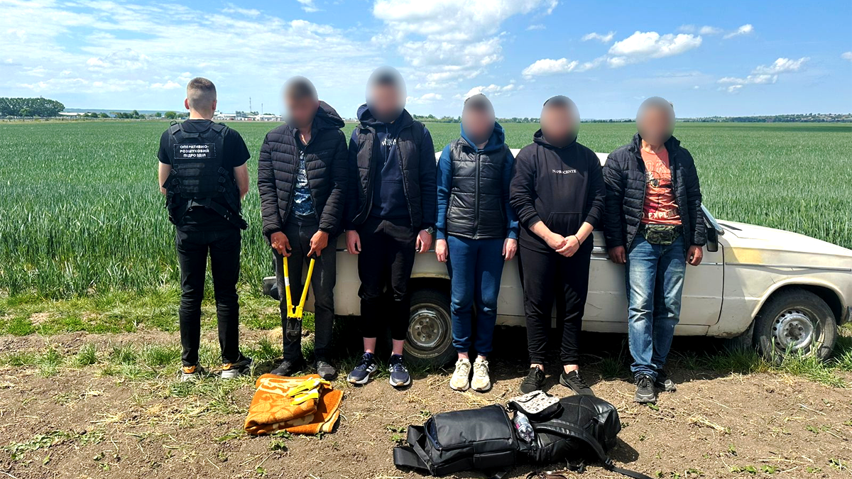 Не вистачило всього 20 метрів | Прикордонники затримали ще п'ятьох чоловіків неподалік Румунії