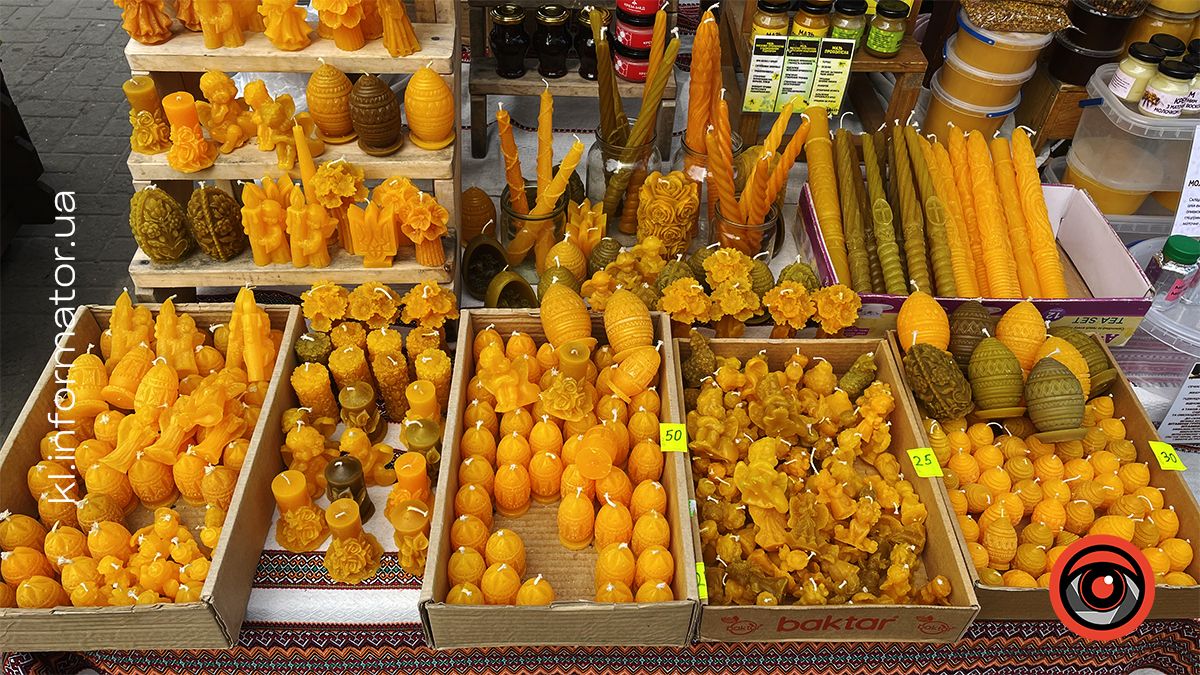 Свічки: більші по 100-200 грн, маленькі фігурні - 25-60 грн