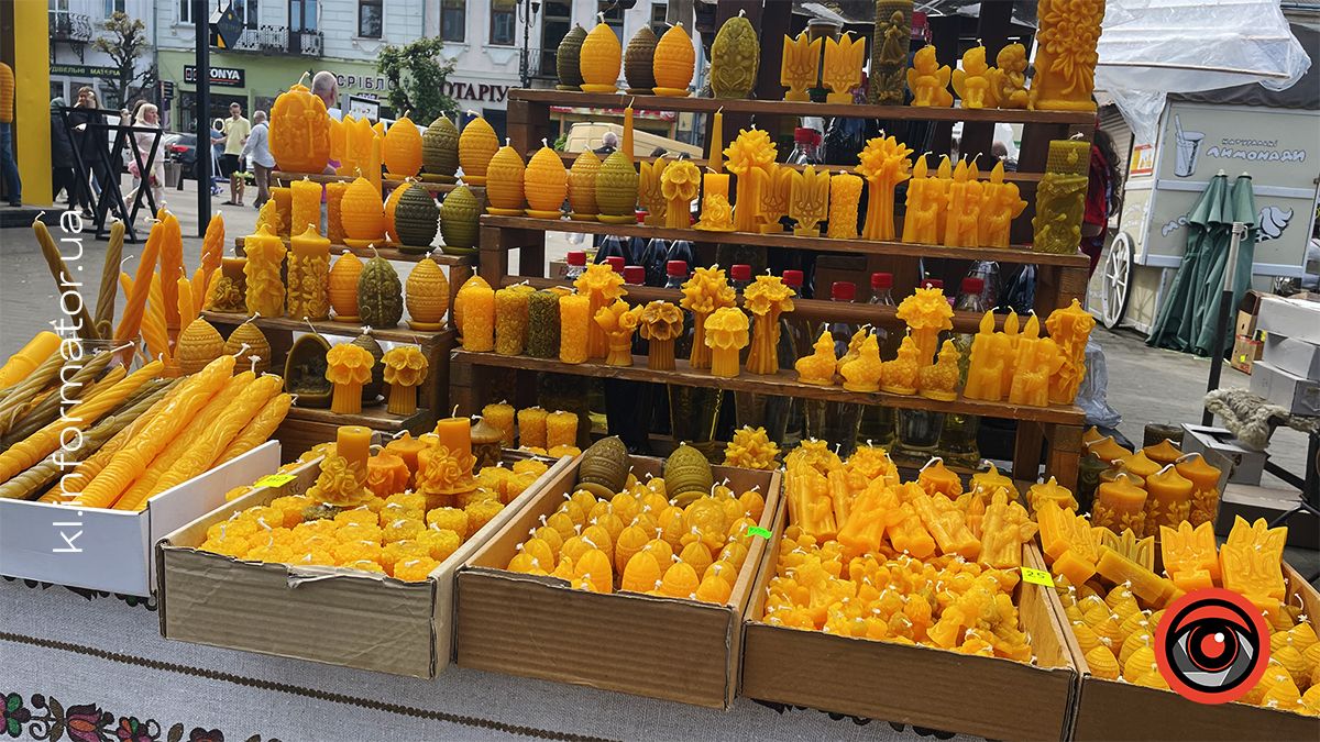 Свічки у вигляді герба - по 70 грн. Інші відтінки - дорожче