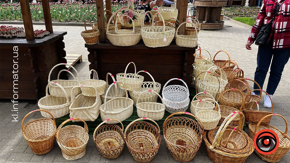 Кошики: 169-480 грн з лакованої лози. А з білої лози 200-900 грн
