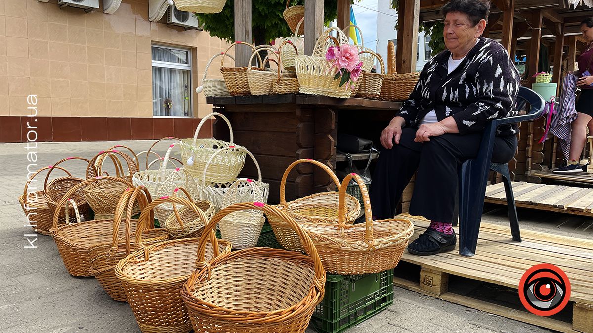 Пані продавчиня радо розповідає про свій товар