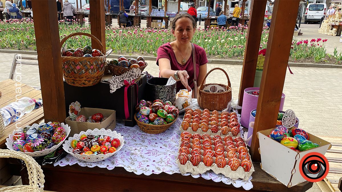 Писанки на натуральному яйці по 70-90 грн. На гусячому яйці - 150 грн