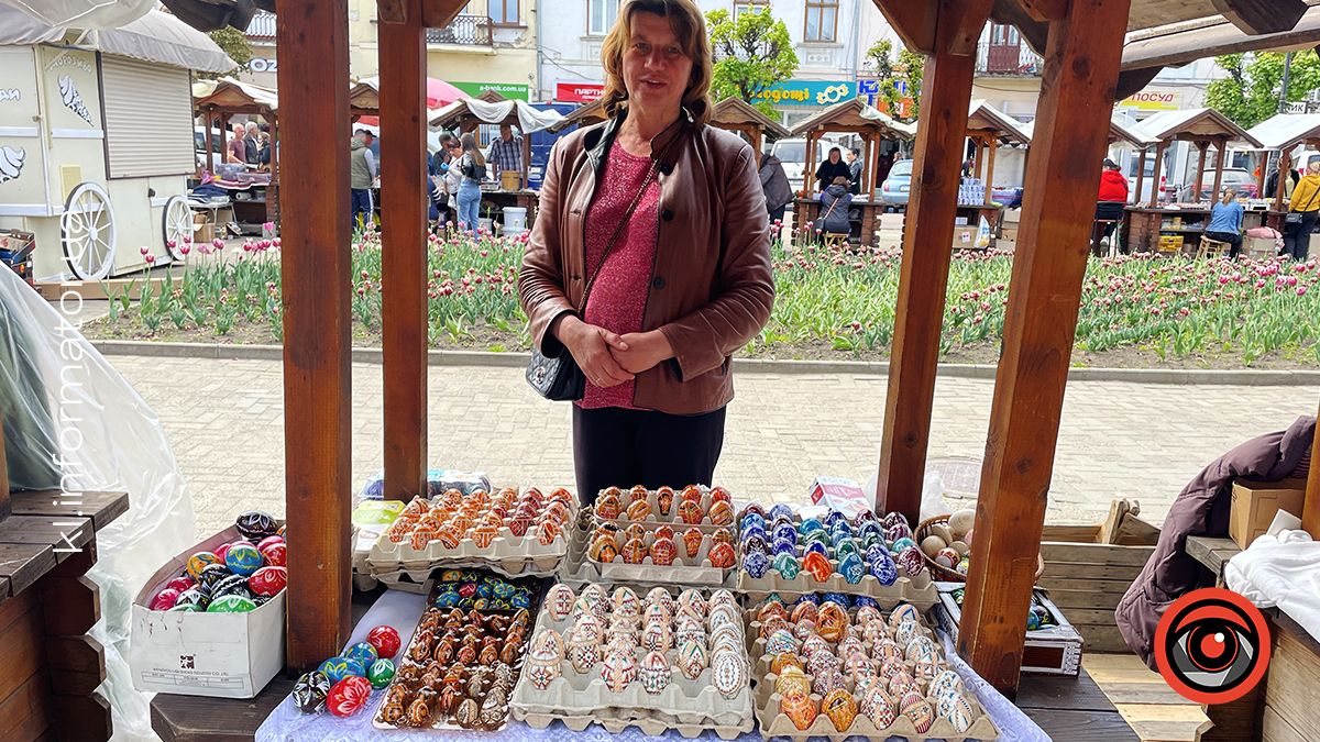 Писанки (повні або порожні): 70-90 грн. Дерев'яні - 10-40 грн. Писанки на перепелиному яйці - 60 грн