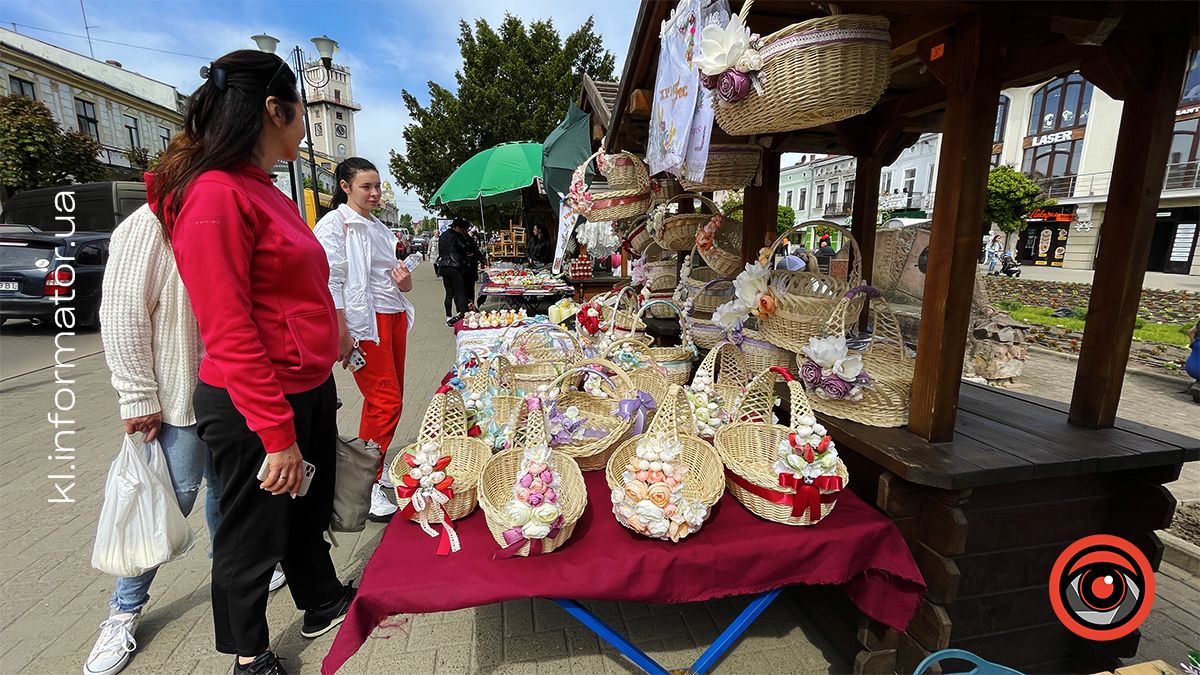 Майстриня виготовляє прикраси сама