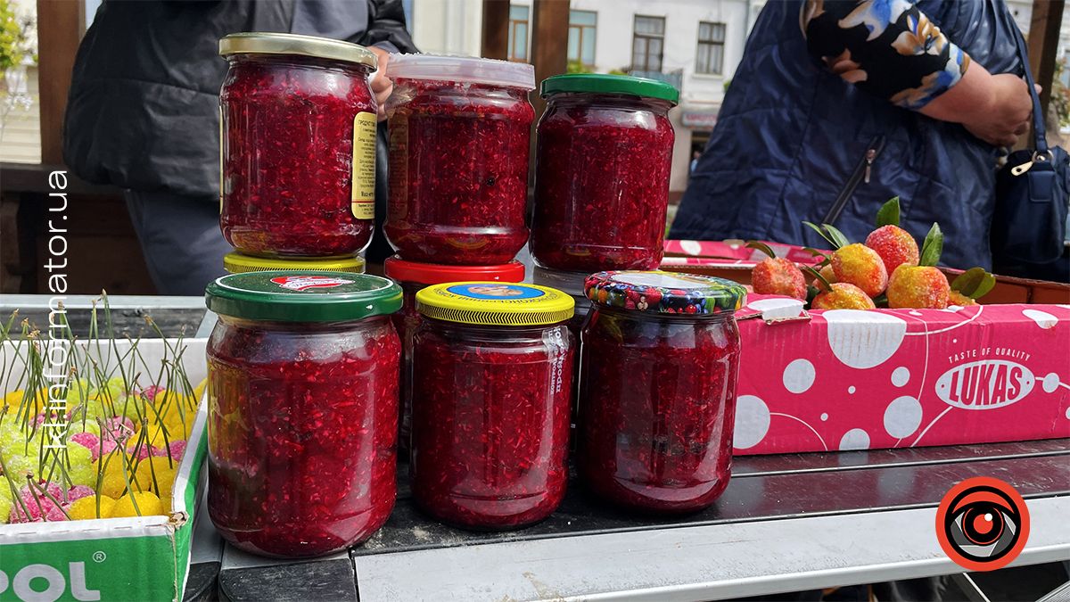 Цвіклі (буряк з хріном): 60 за пів літри