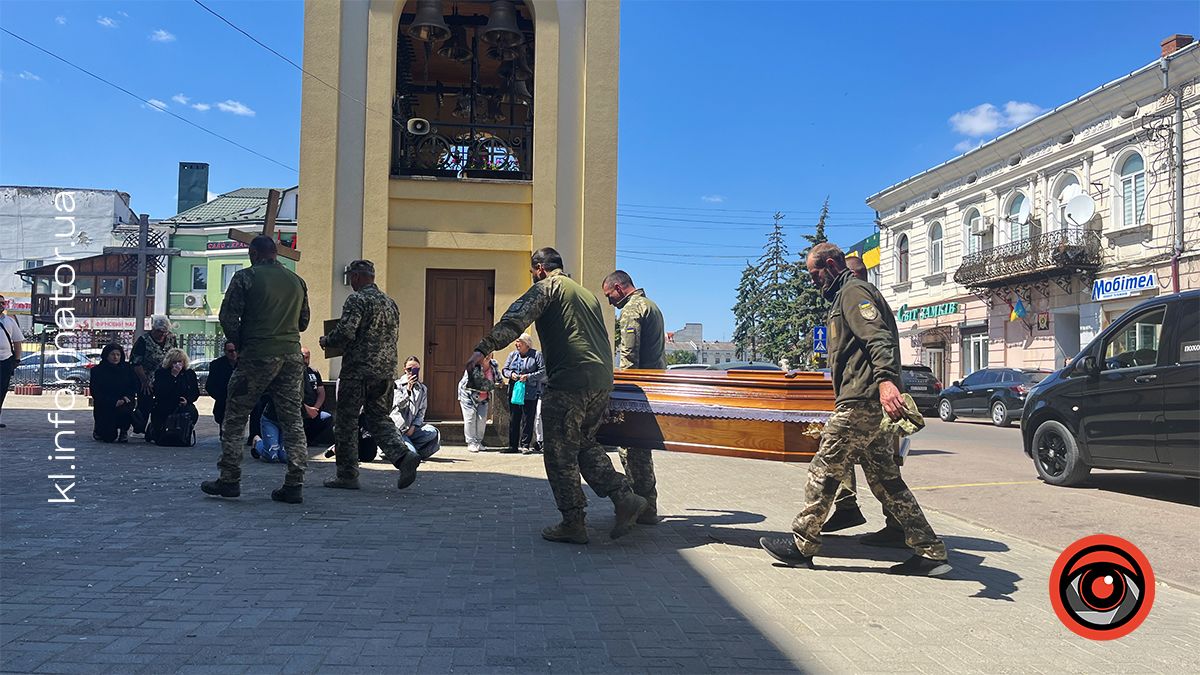 Коломияни зустріли скорботний кортеж з тілом захисника Миколи Гурського 3