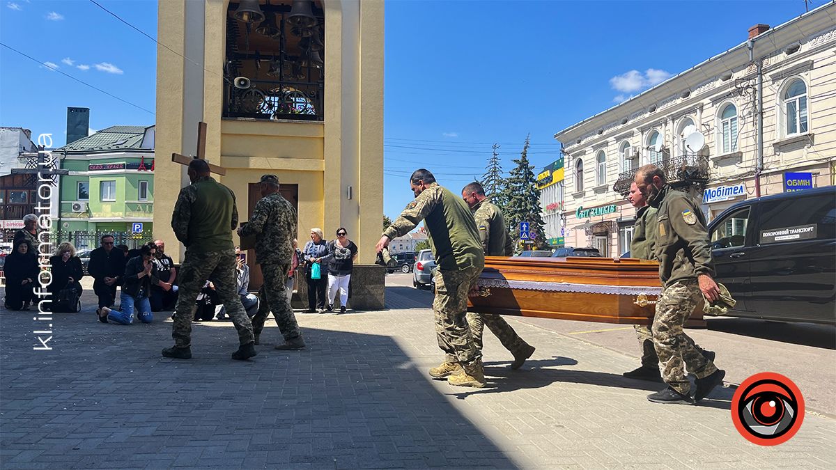 Коломияни зустріли скорботний кортеж з тілом захисника Миколи Гурського 2