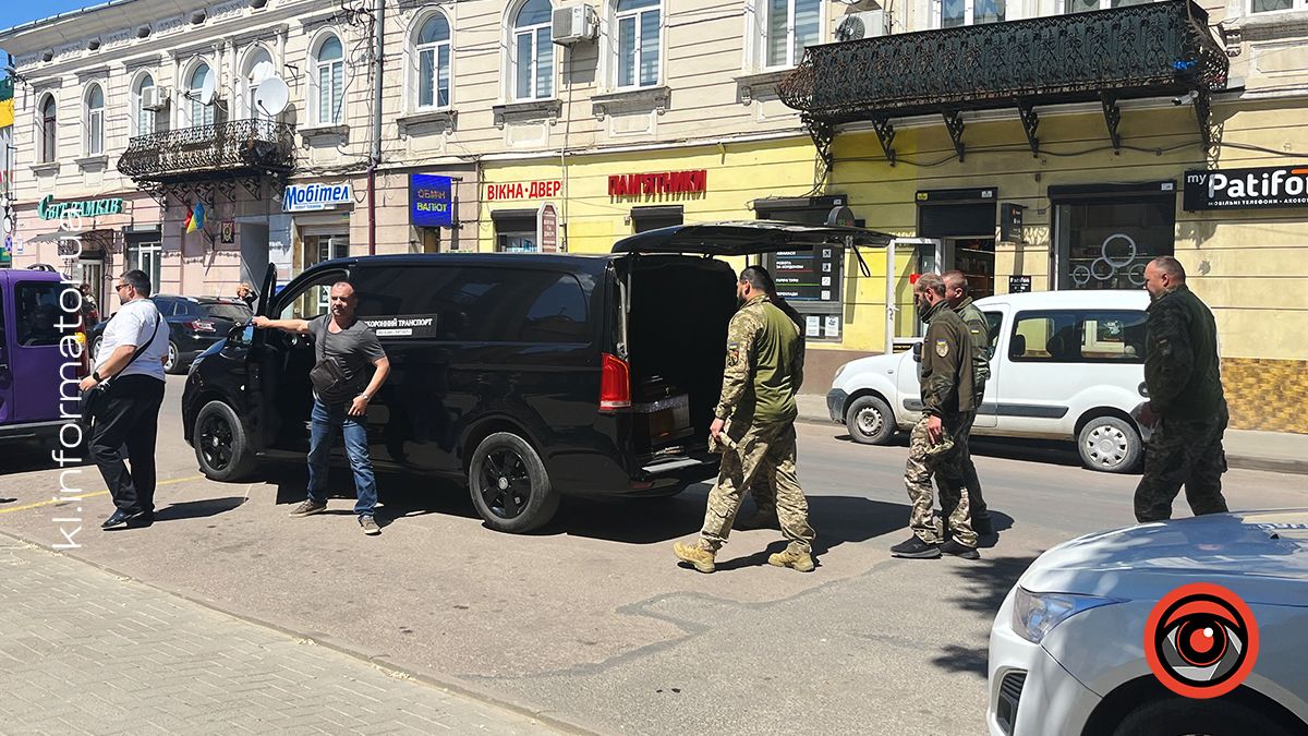 Коломияни зустріли скорботний кортеж з тілом захисника Миколи Гурського 1