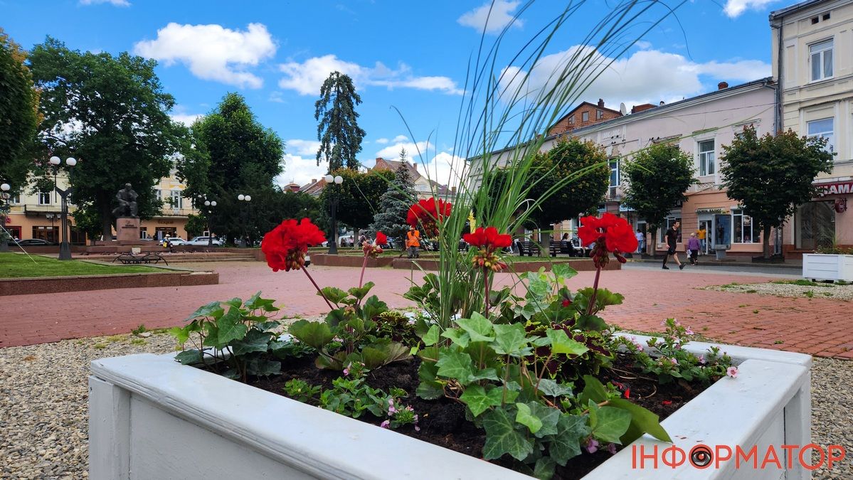 Перед ратушею у Коломиї облаштували 5 клумб | ФОТО, ВІДЕО 2