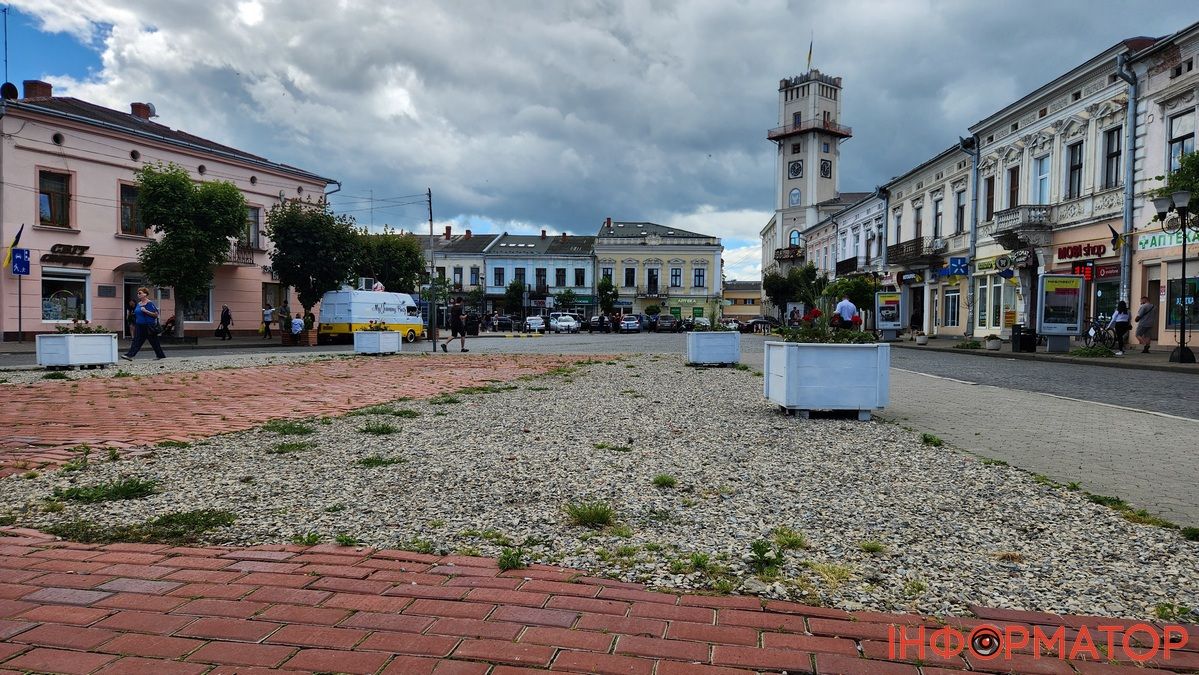 Перед ратушею у Коломиї облаштували 5 клумб | ФОТО, ВІДЕО 1
