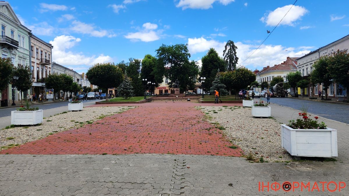 Перед ратушею у Коломиї облаштували 5 клумб | ФОТО, ВІДЕО 3