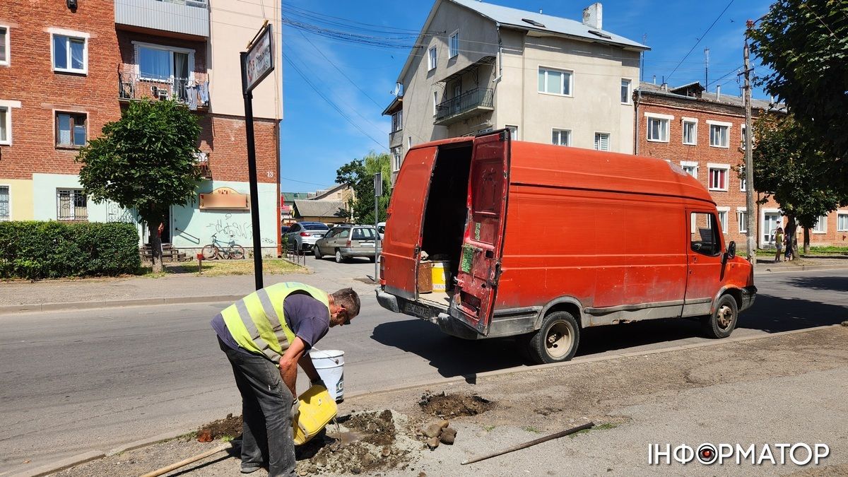 На розі вулиць Бандери-Стефаника у Коломиї - новий дорожній знак 1