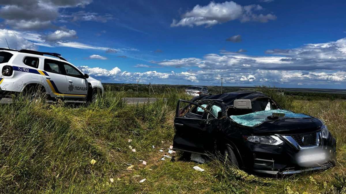 Авто злетіло з дороги і перекинулось: деталі ДТП на Надвірнянщині