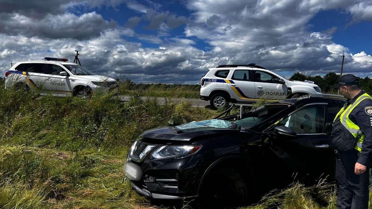 Авто злетіло з дороги і перекинулось: деталі ДТП на Надвірнянщині 1