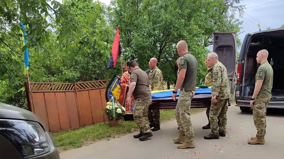 Матеївецька громада провела в останню путь захисника Андрія Назарюка