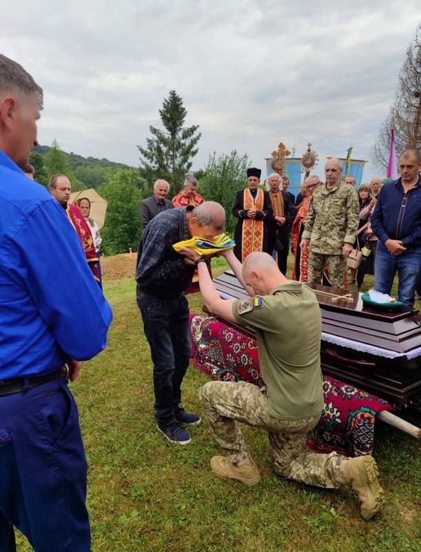 Матеївецька громада провела в останню путь захисника Андрія Назарюка 5