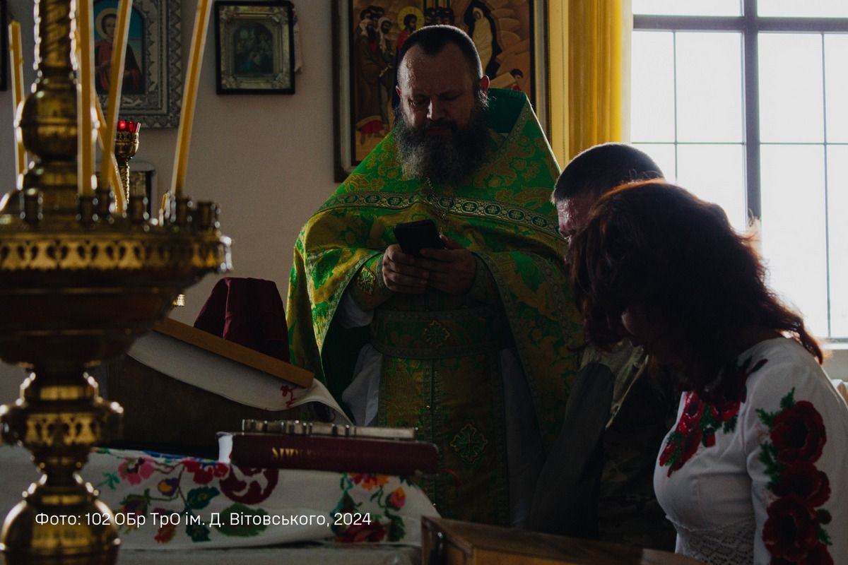 Тероборонівець з Франківщини обвінчався з коханою на передовій 1