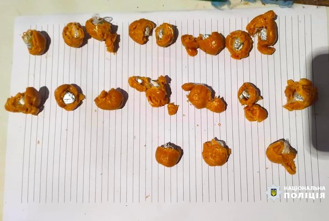 Підозрілі смаколики: поліція викрила нову наркосхему 2
